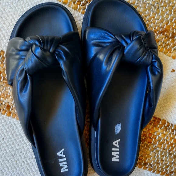 NEW* BLACK MIA SANDALS - Picture 4 of 7